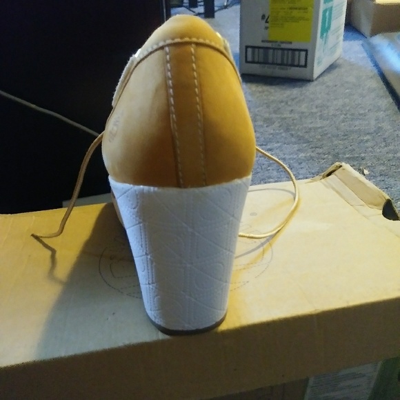 Brand new in the box Women's wheat Timberland's - Picture 4 of 4